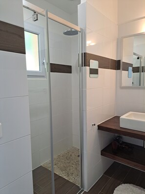 Dusche, Haartrockner, Handtücher