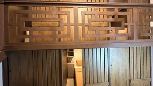 Un divisorio in legno con motivo geometrico, probabilmente per separare due ambienti.