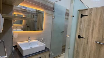 Dormitorio compartido básico | Baño | Bañera y ducha independientes, secador de pelo y toallas