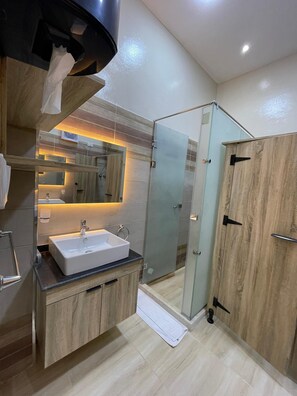 Eenvoudige slaapzaal | Badkamer | Een aparte badkuip en douche, een haardroger, handdoeken, toiletpapier