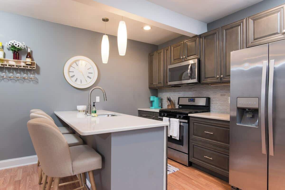 冷蔵庫、電子レンジ、オーブン、コンロ