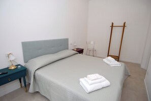 1 habitación, escritorio, tabla de planchar con plancha y cuna de viaje 