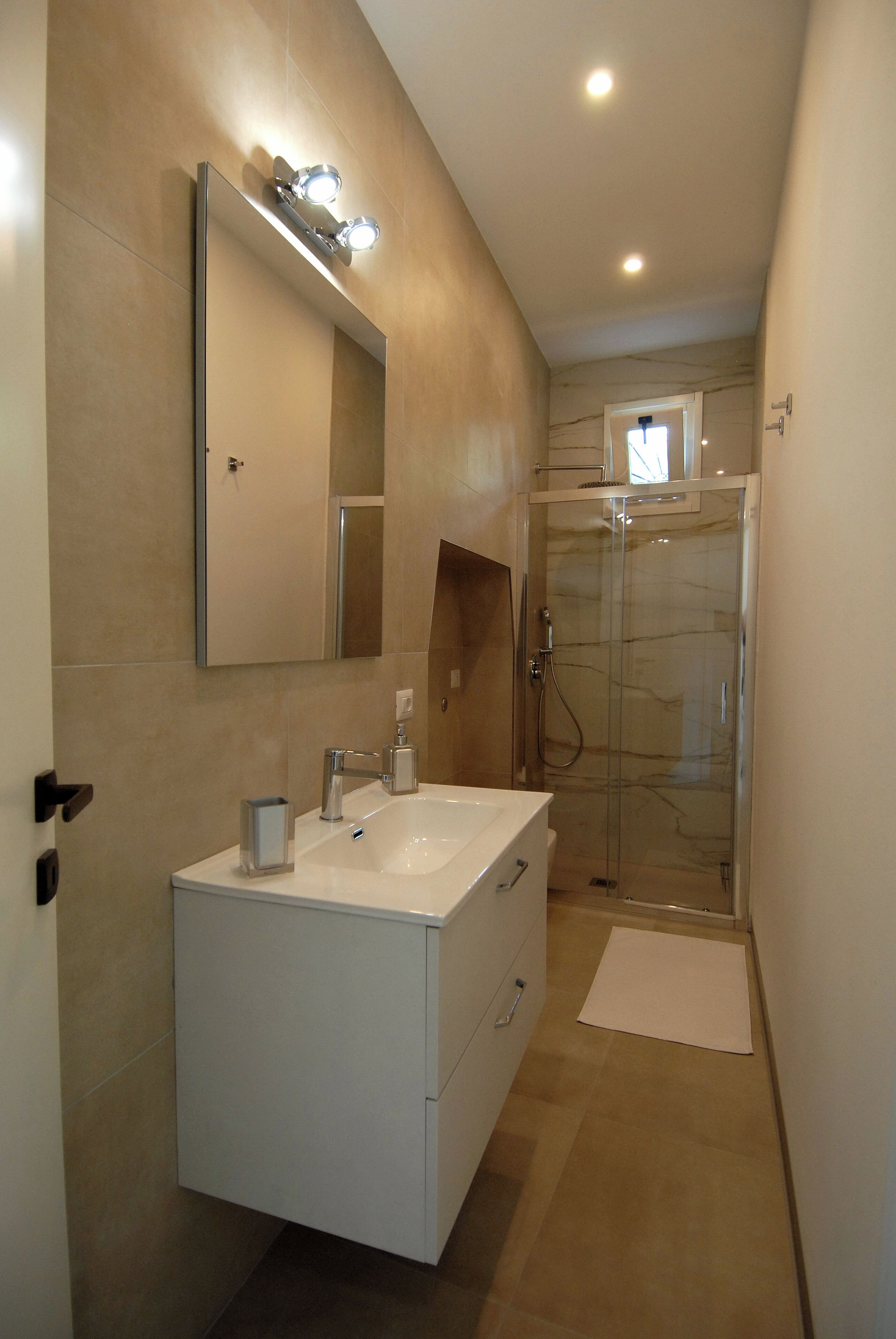 Ducha, secador de pelo, bidet, toallas