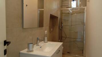 Ducha, secador de pelo, bidet, toallas