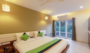 Deluxe Room | Iron/ironing board