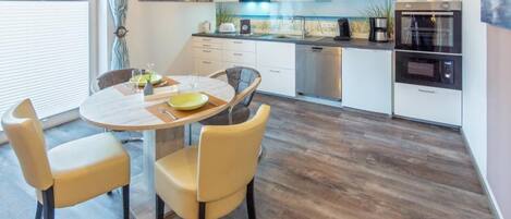 Kühlschrank, Mikrowelle, Ofen, Geschirrspüler