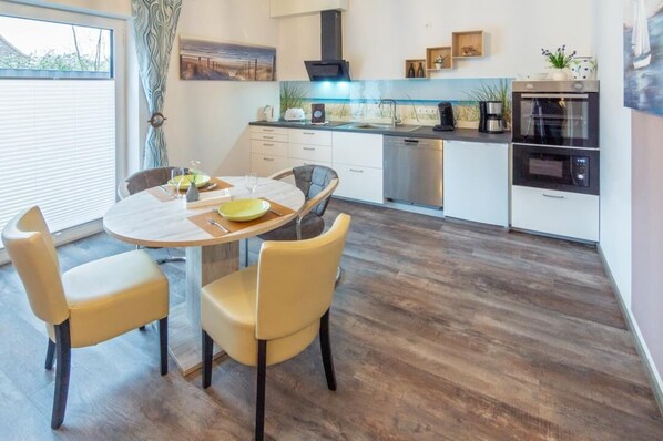 Kühlschrank, Mikrowelle, Ofen, Geschirrspüler