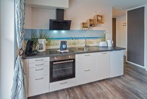 Kjøleskap, ovn, oppvaskmaskin og kaffetrakter/tekoker