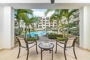 Apartamento, 1 cama King e sofá-cama, vista para a piscina | Terraço/pátio