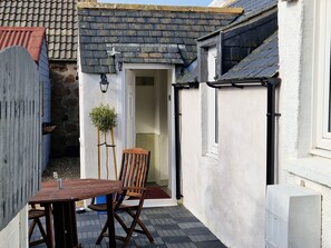 Outdoor dining - Immaculate 1-bed House in Peterhead (Peterhead)