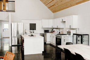 Fridge, microwave, oven, stovetop - Lou's Lodge (Lutsen)