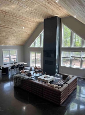 Interior - Lou's Lodge (Lutsen)