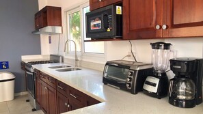 Villa | Private kitchen | Full-size fridge, microwave, oven, dishwasher - Sofy House (La Libertad)