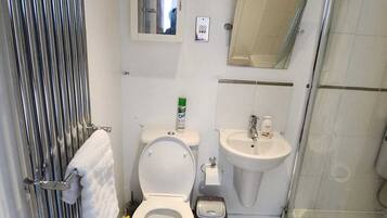 Secador de pelo, toallas, jabón y papel higiénico