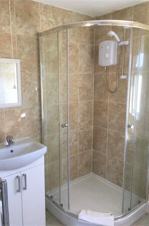 Dusche, Haartrockner, Handtücher, Toilettenpapier