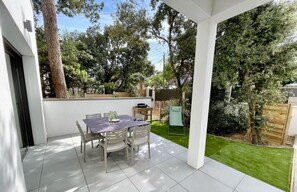Outdoor dining - The Pinewood 350m from the beach (Les Sables-d´Olonne)