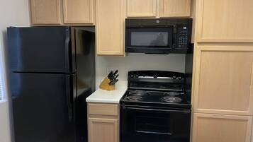 Frigorífico, microondas, horno y placa de cocina