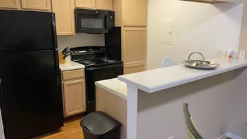 Frigorífico, microondas, horno y placa de cocina