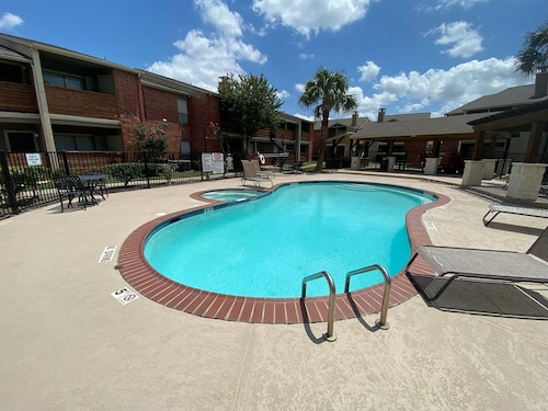 Cozy 1BR Apt in Medical Center. Close to Downtown/ Zoo/ Medical Center 