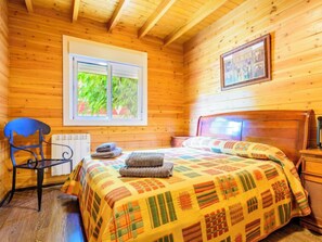 2 habitaciones, escritorio, tabla de planchar con plancha y wifi 