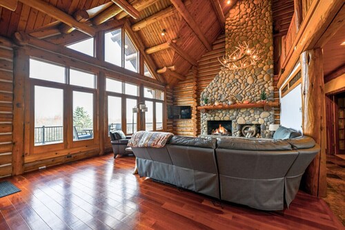 Luxury Timber Lodge w/Hot Tub-Sleeps 20
