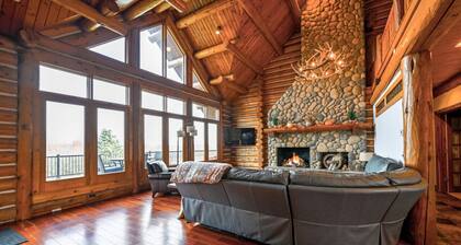 Luxury Timber Lodge w/Hot Tub-Sleeps 20