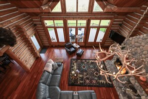 Télévision, cheminée, baby-foot, livres