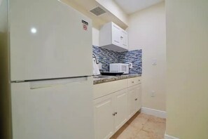 Refrigerador, microondas, parrilla de estufa y cafetera y tetera
