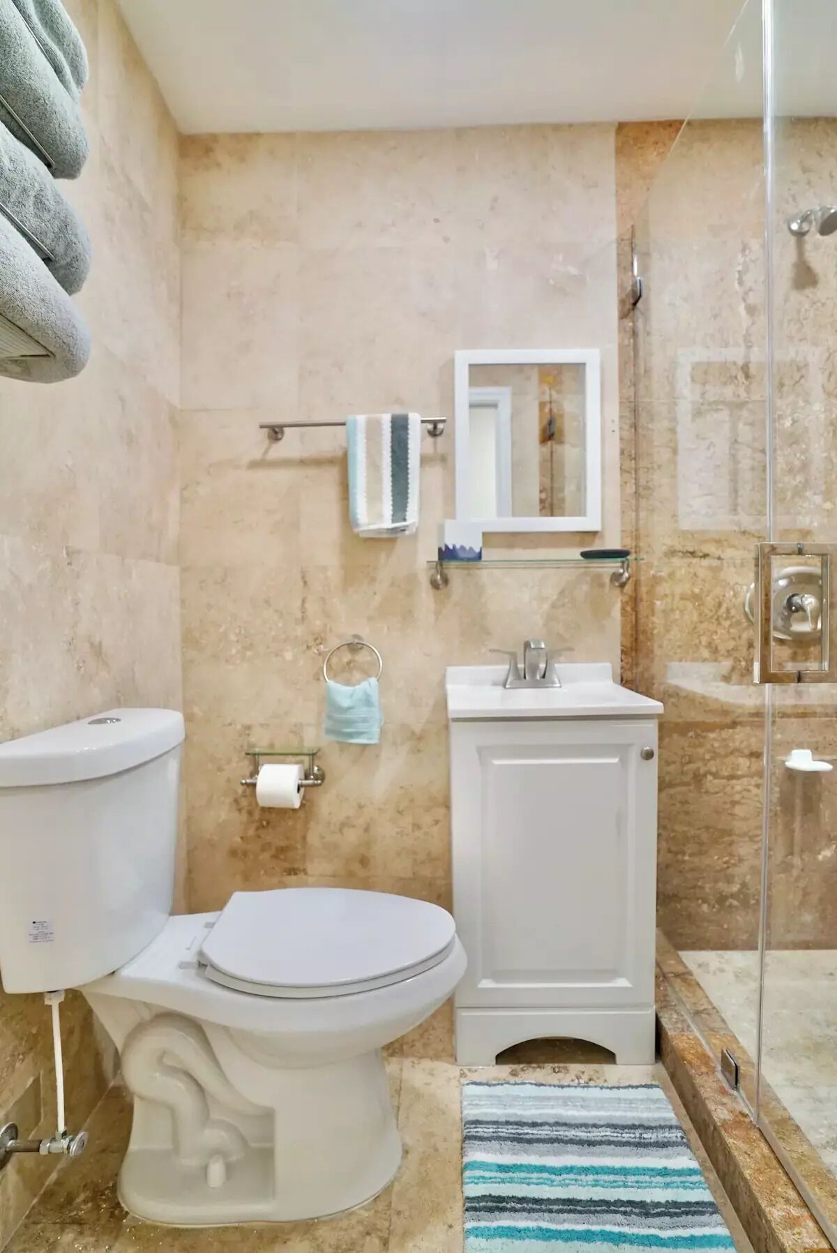 Toallas, jabón, papel de baño 