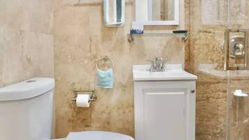 Toallas, jabón, papel de baño