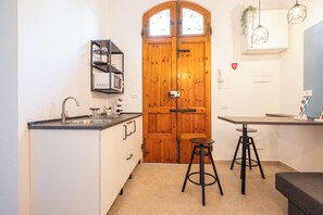 Kühlschrank, Mikrowelle, Herdplatte, Wasserkocher mit Kaffee-/Teezubehör