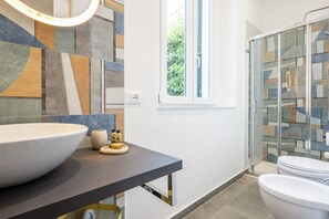 Dusche, Haartrockner, Bidet, Handtücher