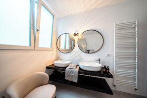 Regadera, secadora de cabello, bidet, toallas 