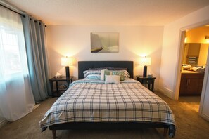 3 bedrooms, iron/ironing board, free WiFi, bed sheets - Entire Large|3BHome|King Bed| with A/C |Mins to WEM (Edmonton)