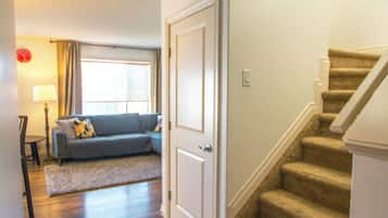 Een smart-tv en boeken