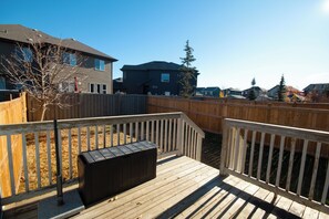 Terrace/patio - Entire Large|3BHome|King Bed| with A/C |Mins to WEM (Edmonton)