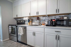 Kylskåp, mikrovågsugn, ugn och spishäll