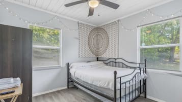 2 slaapkamers, een strijkplank/strijkijzer, wifi, beddengoed