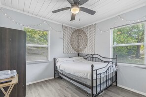 2 habitaciones, tabla de planchar con plancha, wifi y ropa de cama 