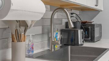 Coffee/tea maker, fridge, microwave, oven