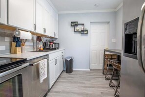 Fridge, microwave, oven, stovetop - Tigertown Lakeland LongTerm Stay (Lakeland)