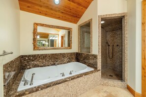 Tina de hidromasaje, amenidades de baño ecológicas, secadora de cabello