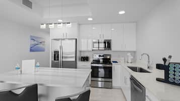 Suite Premium, 2 chambres, vue océan | Cuisine privée | Grand réfrigérateur, micro-ondes, four, plaque de cuisson