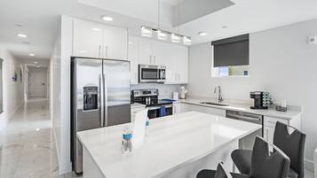 Suite Junior, 2 chambres, vue océan | Cuisine privée | Grand réfrigérateur, micro-ondes, four, plaque de cuisson