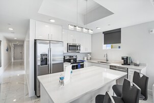 Full-sized fridge, microwave, oven, stovetop