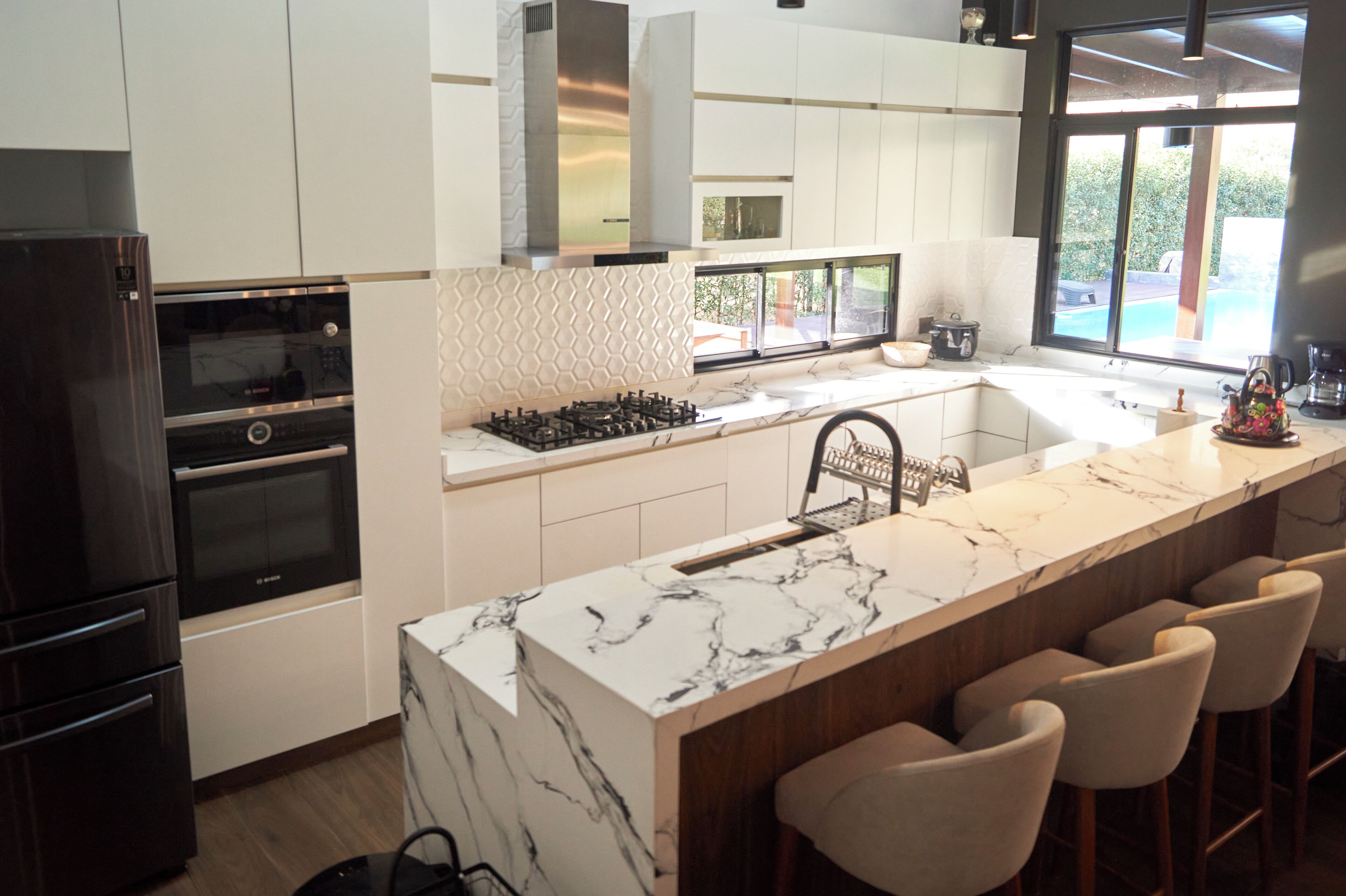 Jääkaappi, mikroaaltouuni, uuni, liesi