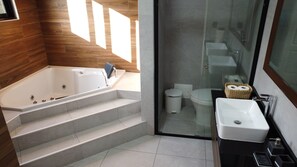 Regadera, toallas, papel de baño 