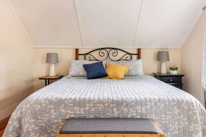 2 makuuhuonetta, työpöytä, silitysrauta/-lauta, vauvan matkasänky