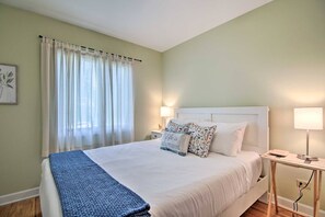 3 bedrooms, desk, iron/ironing board, travel cot