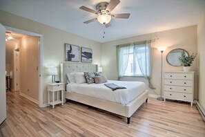 5 bedrooms, desk, iron/ironing board, travel crib - Stylish 5Bd Home Near Beach & Base (Gurnee)